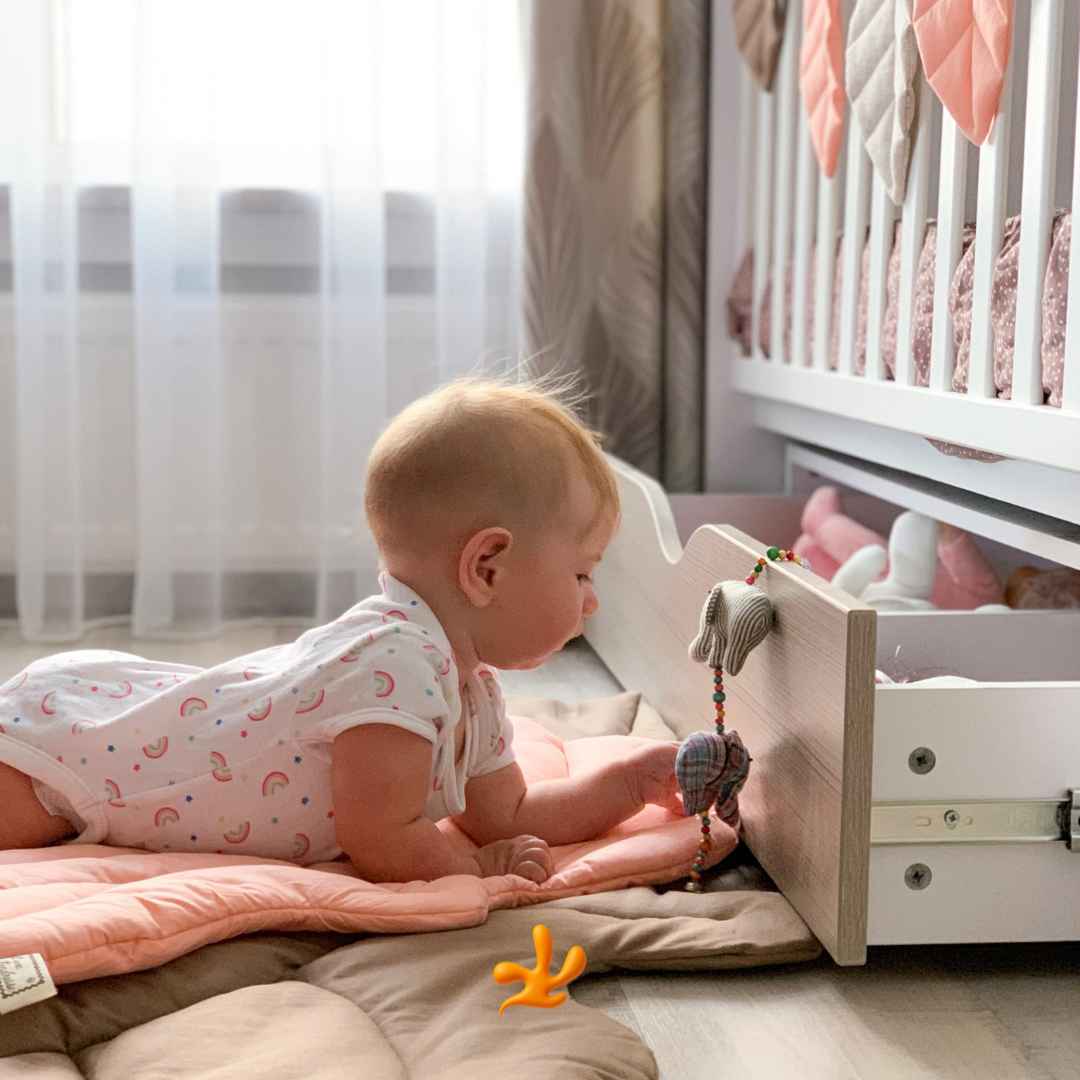 Houpací mechanismus Gekko pro uklidňování dítěte. Vhodný pro postýlky Belitto. S úložným šuplíkem na věci. Bílá.
